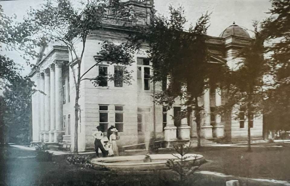 1907 Courthouse and Fountain